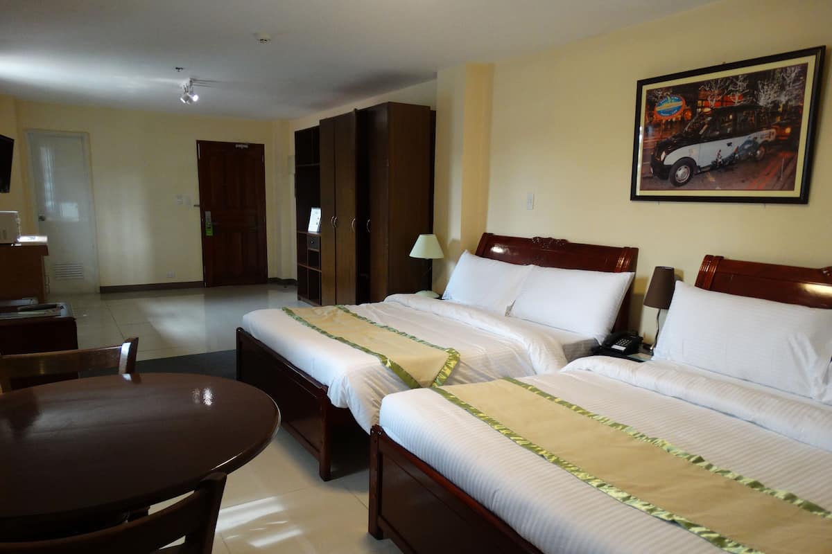 Schreibtisch, Verdunkelungsvorhänge, kostenloses WLAN