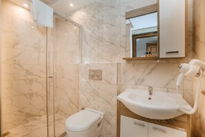 Ducha, artículos de higiene personal gratuitos y secador de pelo