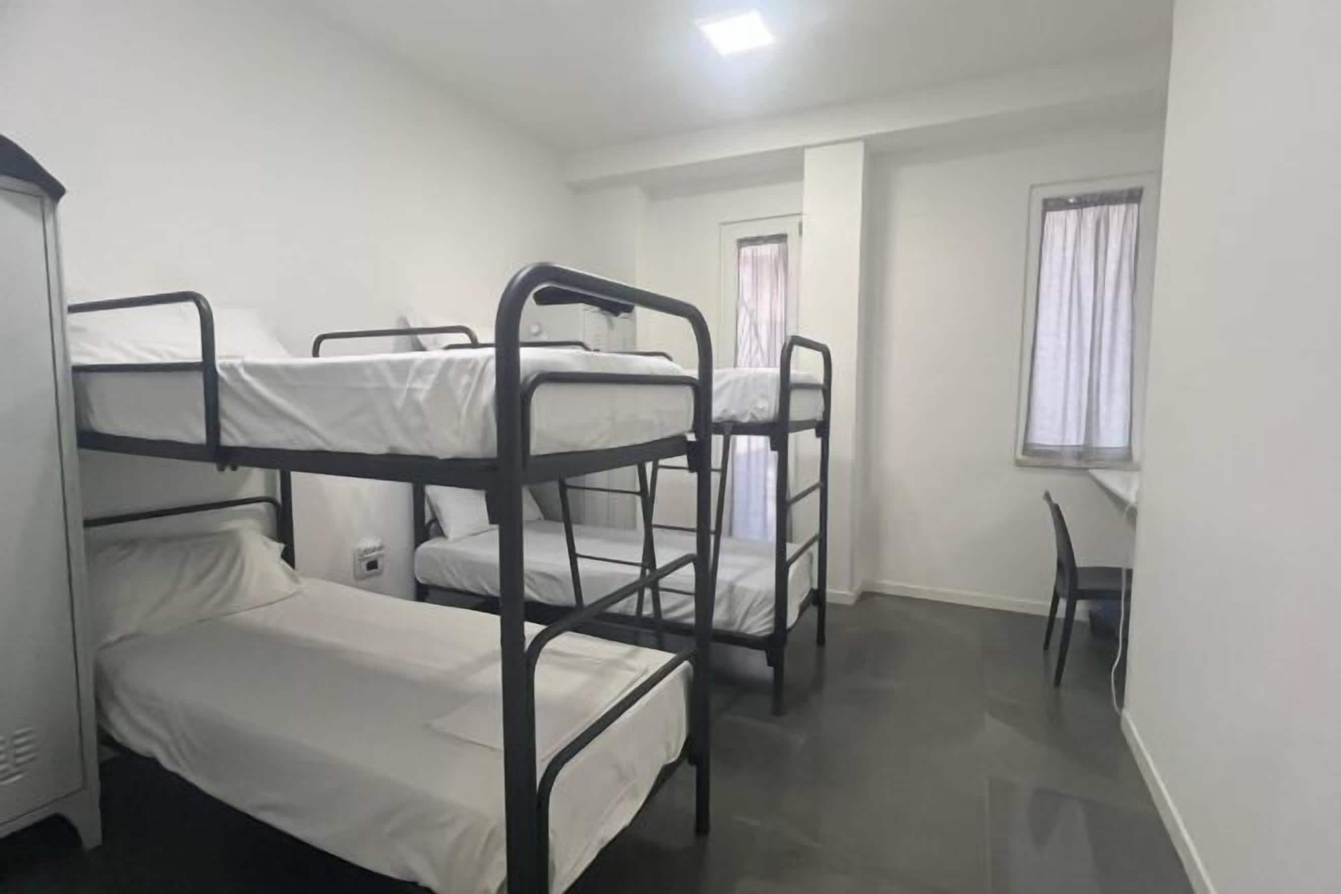 Escritorio, tabla de planchar con plancha, wifi gratis