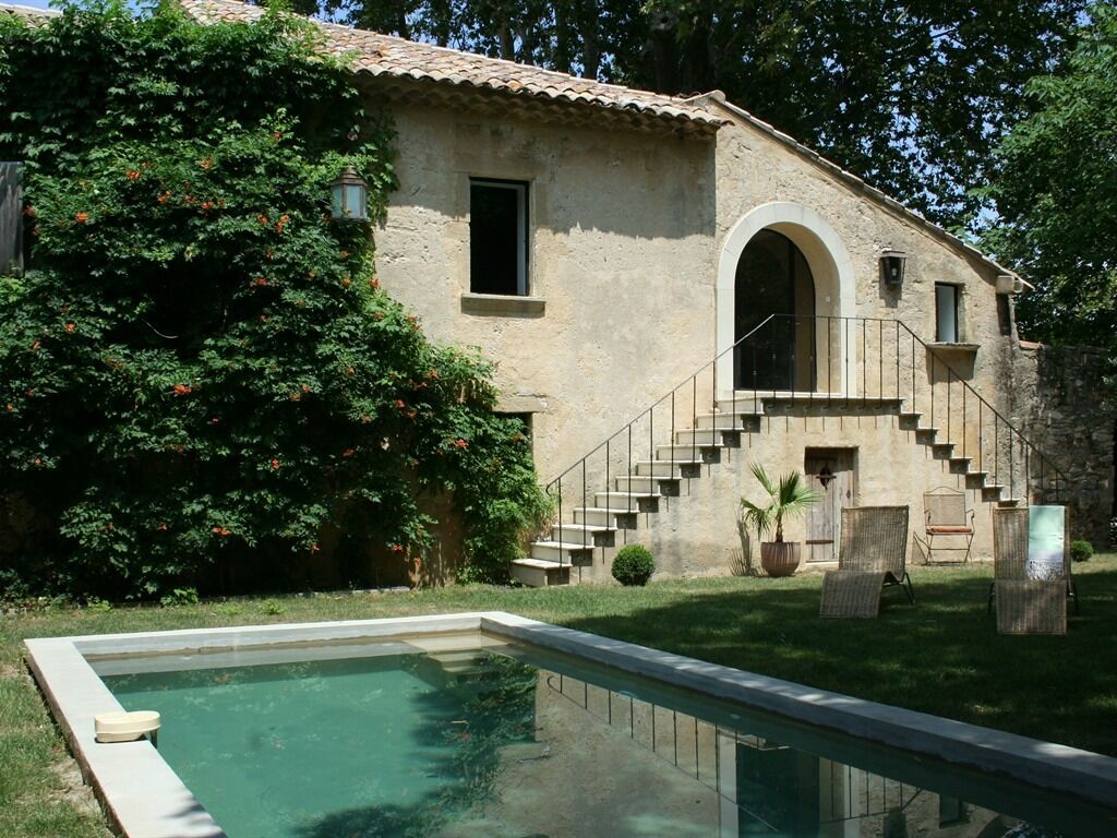 Un bâtiment doté d’une piscine, d’un escalier et d’un jardin.