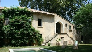 A rustic villa with a swimming pool, stone staircase, and lush greenery. - Château Beaupré Deleuze (Saint-Laurent-des-Arbres)