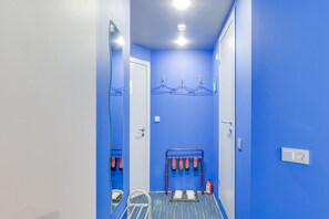 Habitación triple estándar | Escritorio, tabla de planchar con plancha y wifi gratis