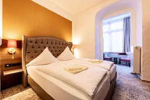 Habitación Confort con 1 cama matrimonial o 2 individuales | Ropa de cama hipoalergénica, decoración personalizada y escritorio