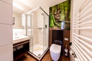 Dusche, kostenlose Toilettenartikel, Haartrockner, Handtücher