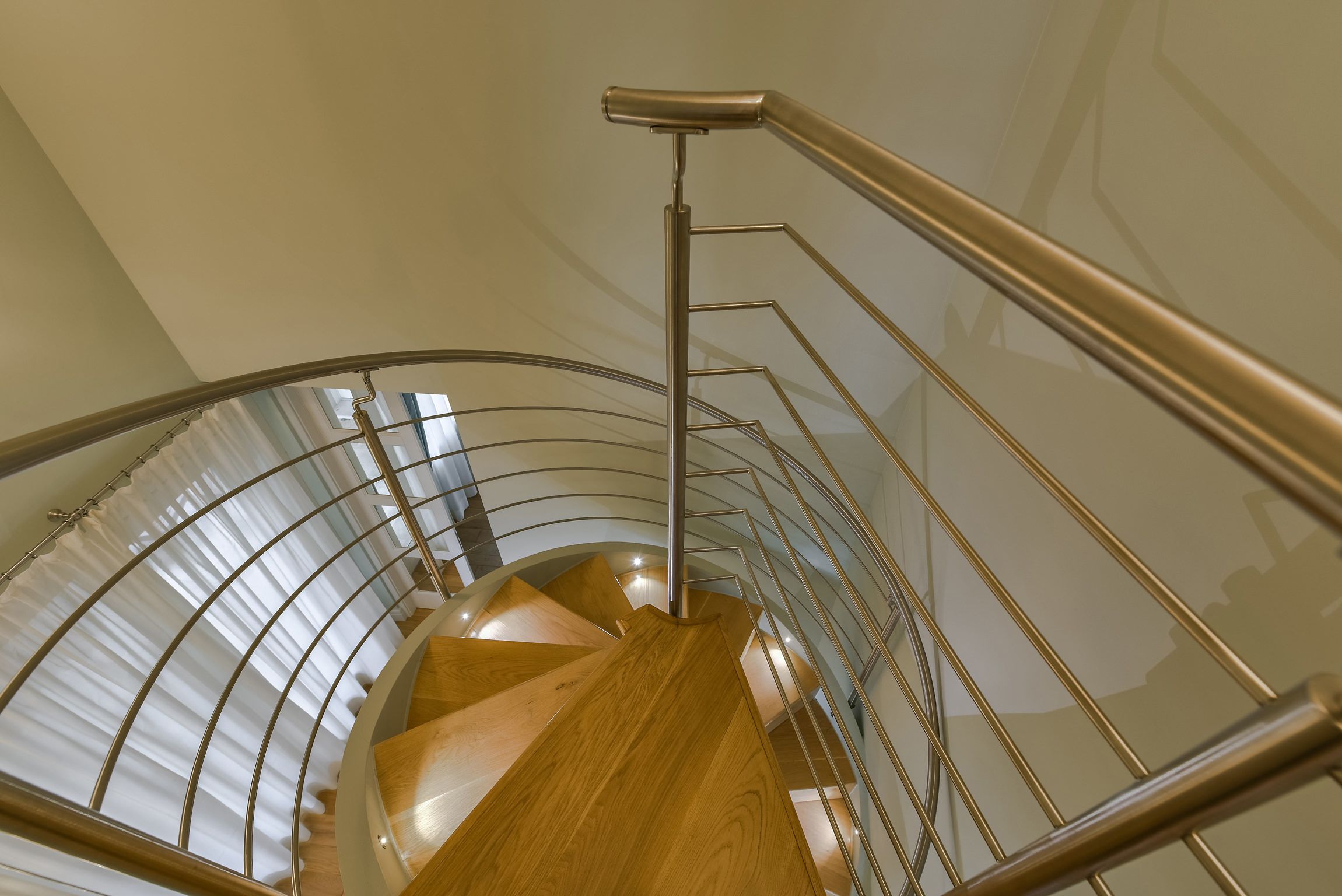 Eine Wendeltreppe mit Metallgeländern und Holzstufen.