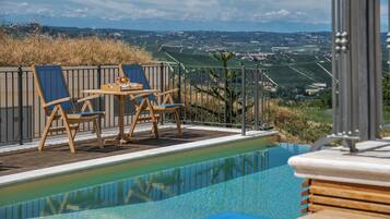 Außenpool (je nach Saison geöffnet), Sonnenschirme, Liegestühle