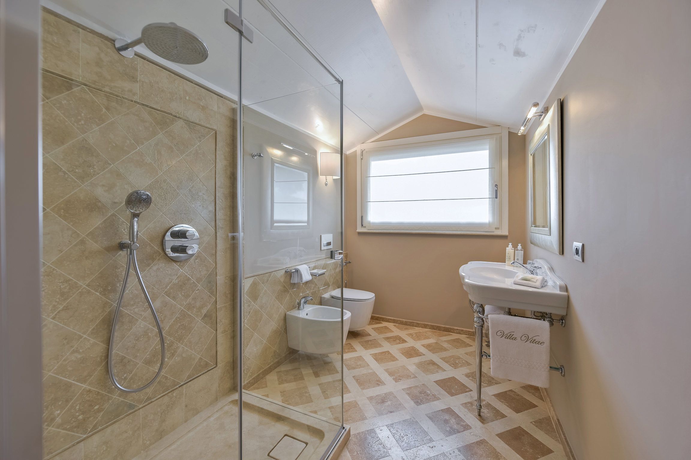 Un baño moderno con ducha acristalada, lavabo e inodoro.