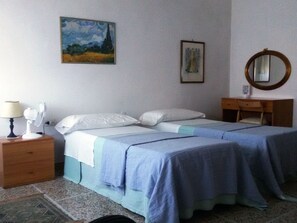 Chambre avec lits jumeaux, salle de bains commune