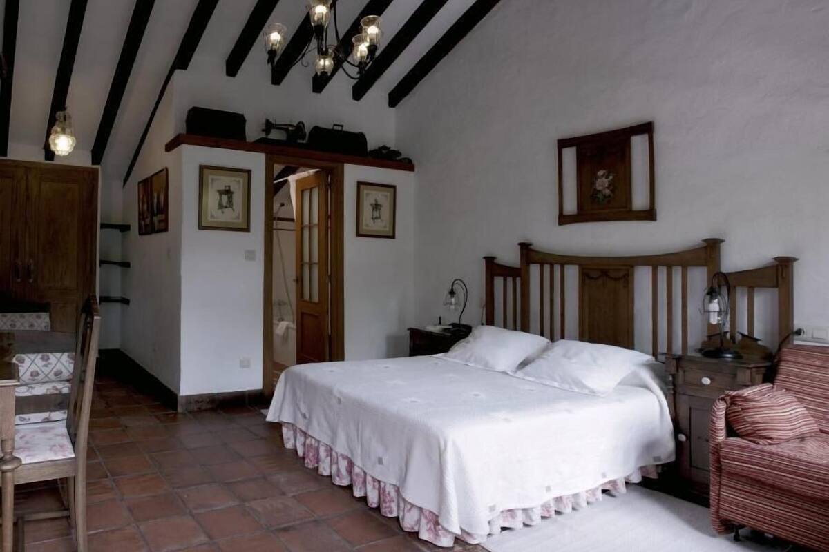 Premium bedding, desk, free WiFi