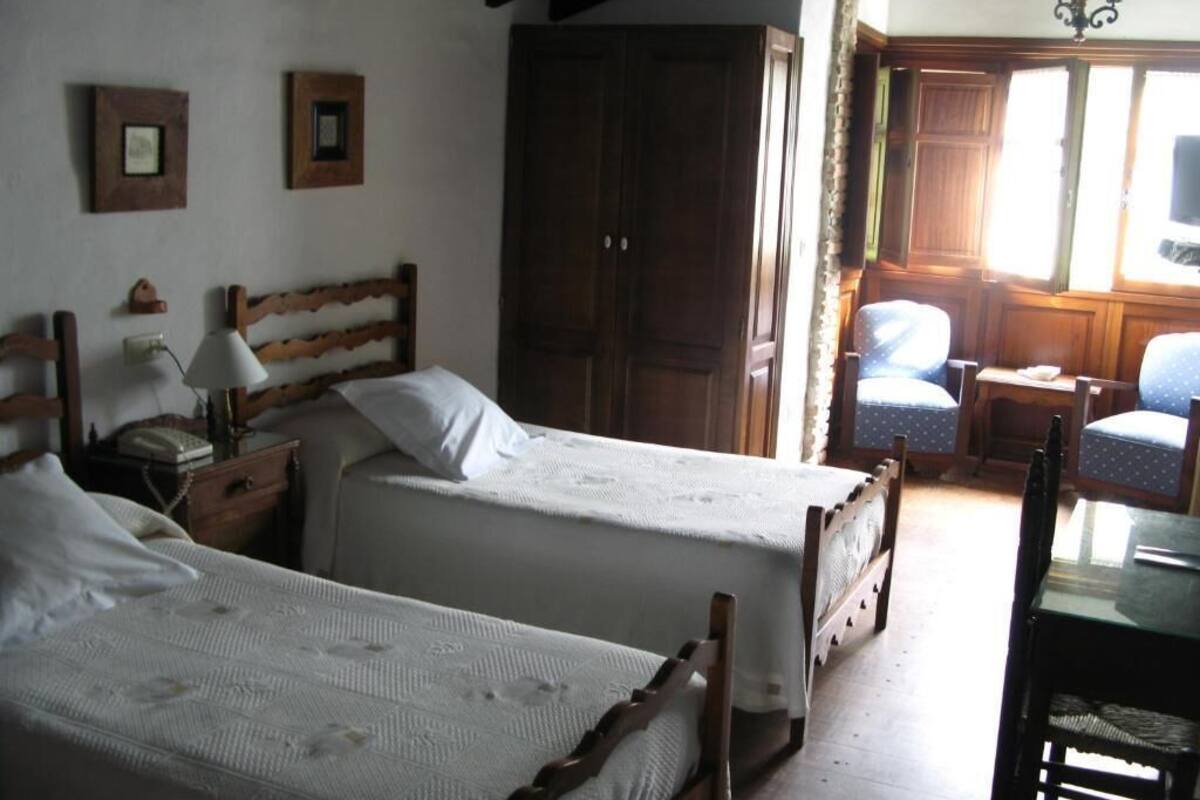 Premium bedding, desk, free WiFi