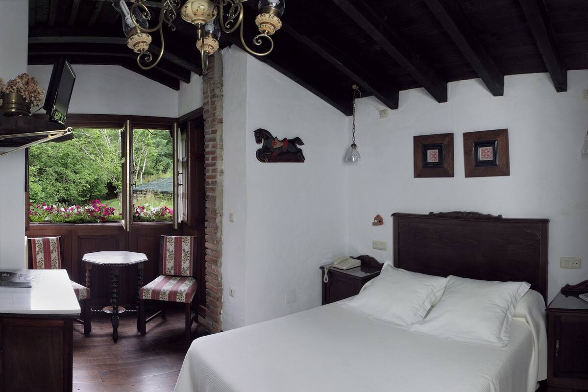 Premium bedding, desk, free WiFi