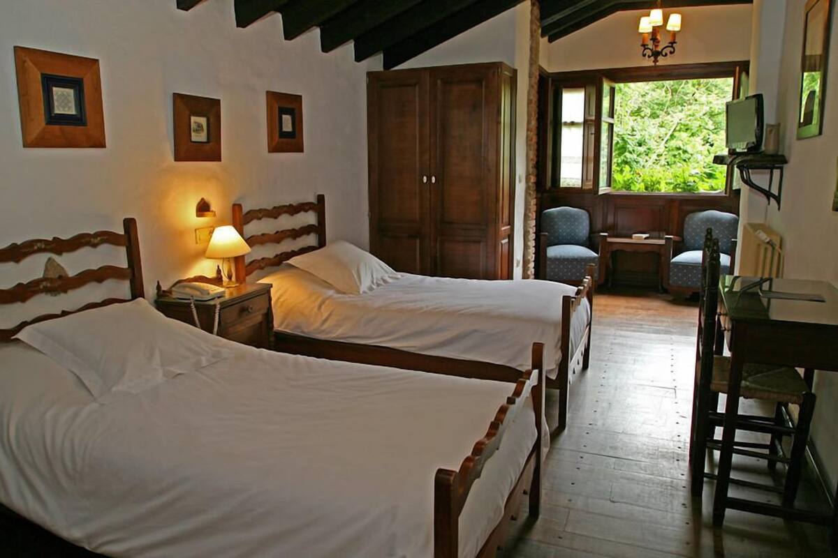 Premium bedding, desk, free WiFi