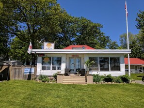 Vista frontal de la propiedad