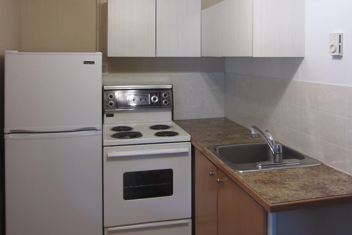Estudio superior, cocineta, frente al mar | Cocina privada | Refrigerador con congelador, microondas y parrilla de estufa