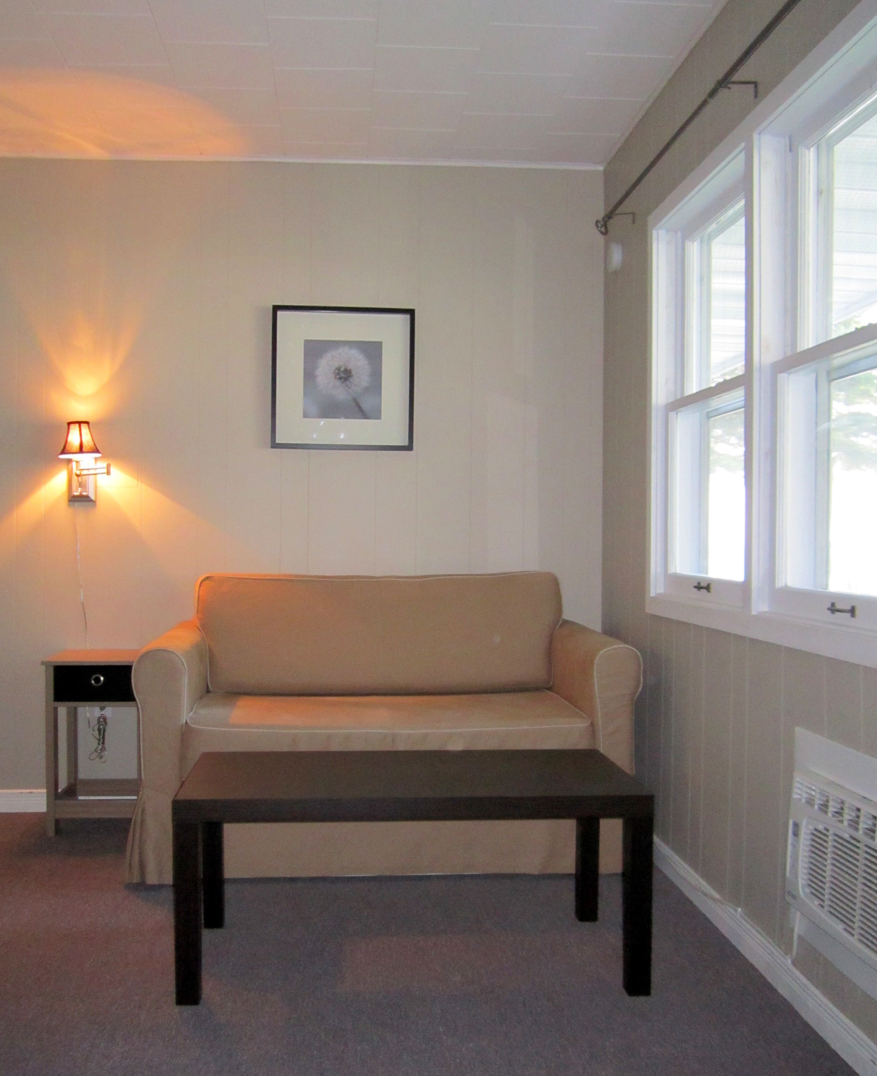 Estudio, 1 cama Queen size y sofá cama, cocineta, frente al mar | Área de sala de estar | Televisión LCD de 32 pulgadas con canales por cable y televisión 