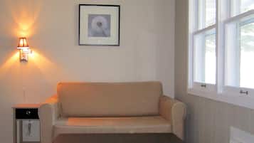 Estudio, 1 cama Queen size y sofá cama, cocineta, frente al mar | Área de sala de estar | Televisión LCD de 32 pulgadas con canales por cable y televisión