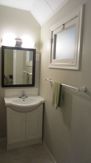 Regadera, amenidades de baño gratuitas, toallas