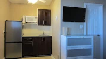 Full-sized fridge, microwave, stovetop, coffee/tea maker