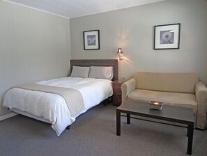 Estudio, 1 cama Queen size y sofá cama, cocineta, frente al mar | Decoración personalizada, wifi gratis y ropa de cama