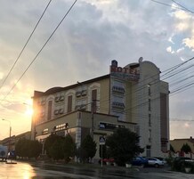 Hotel de estilo arquitectónico clásico, con un llamativo cartel de marquesina y varios balcones.