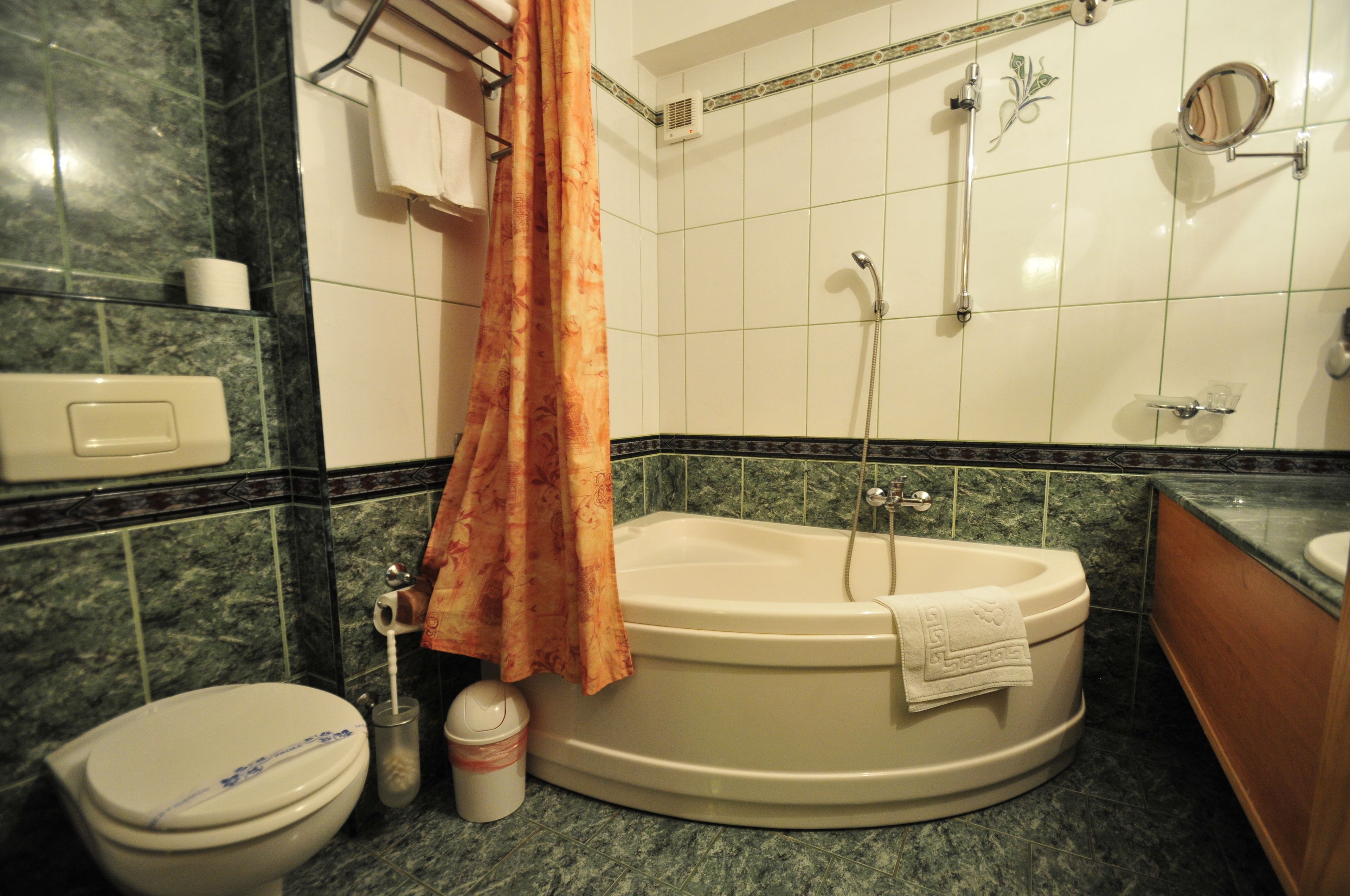 business double or twin room, 1 double bed | bathroom | combined shower/bathtub, jetted bath, hair dryer, slippers