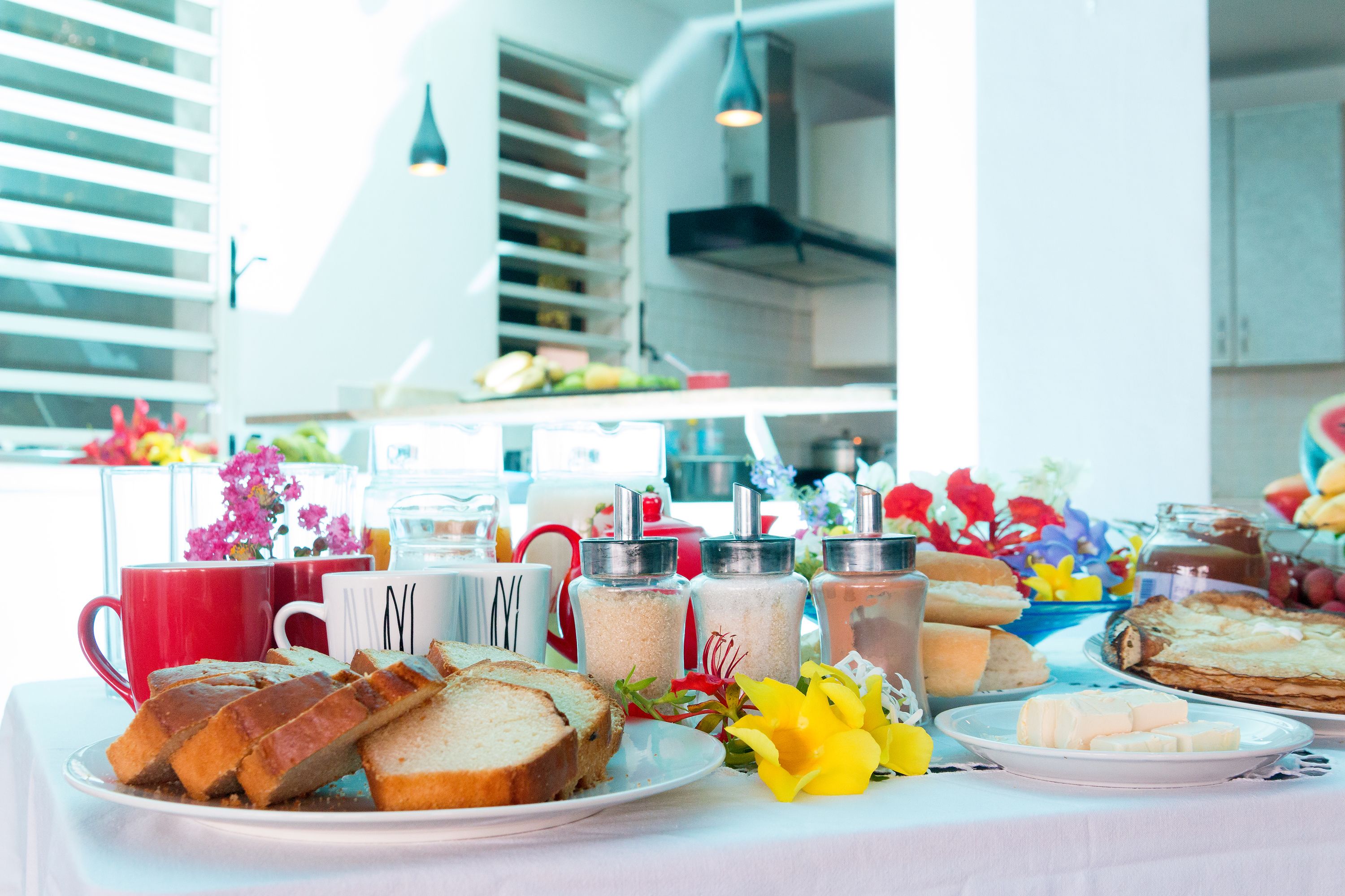 Een ontbijtbuffet met diverse gerechten en toevoegingen.