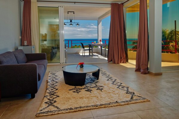 Surmatelas, minibar, coffres-forts dans les chambres