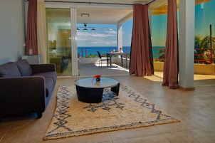 Colchones con pillow-top, minibar y caja de seguridad en la habitaciĂłn