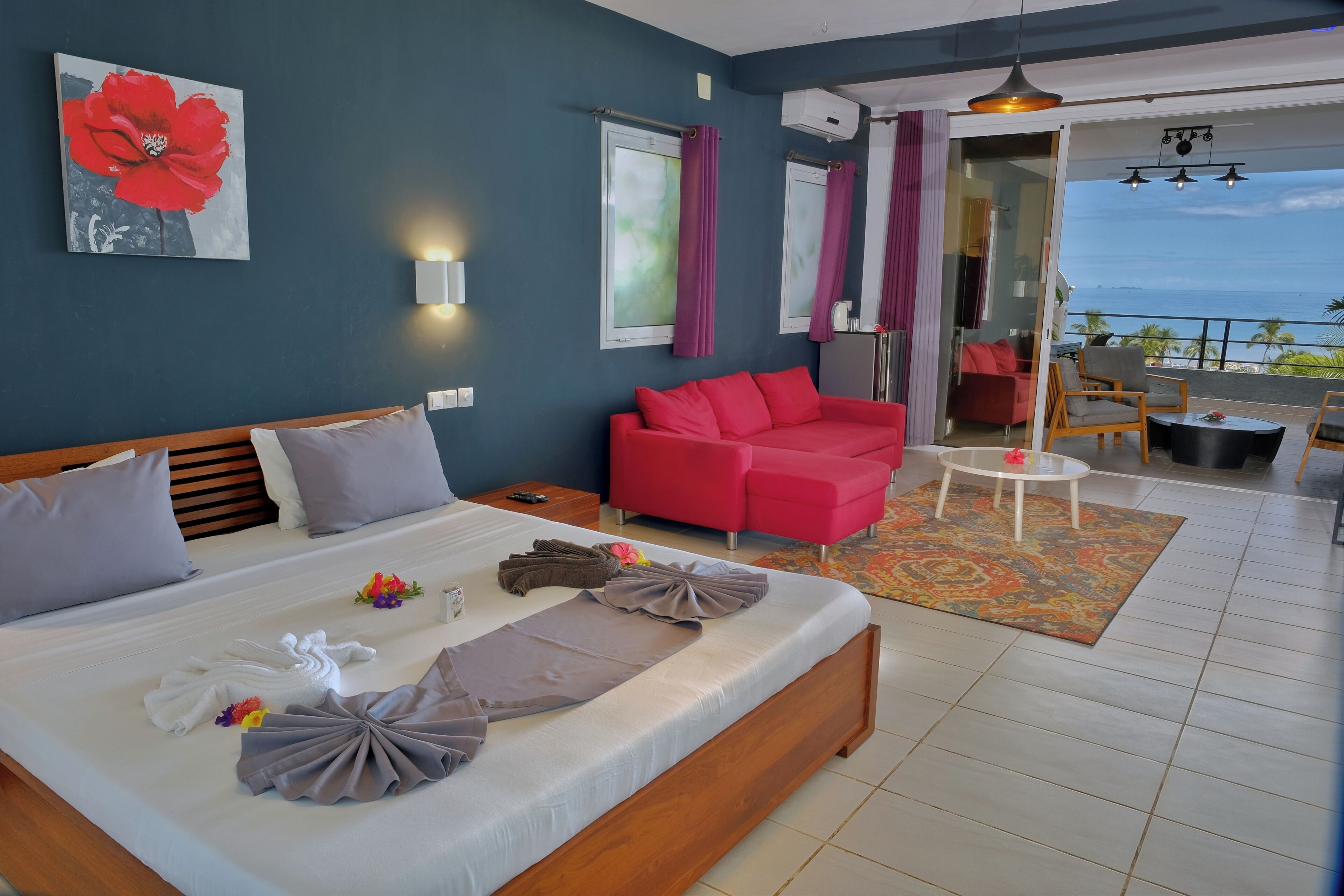 Suite 2 avec terrasse vue panoramique sur mer et Jardin | Colchones con acolchado adicional, minibar, caja fuerte