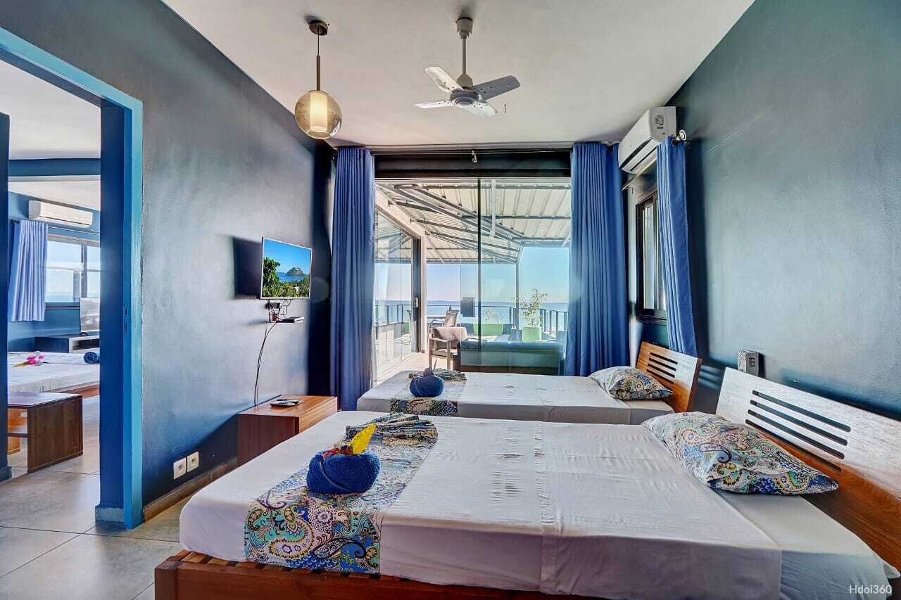 Lit avec matelas à plateau-coussin, minibar, coffre-fort