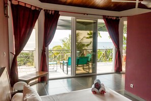 Surmatelas, minibar, coffres-forts dans les chambres