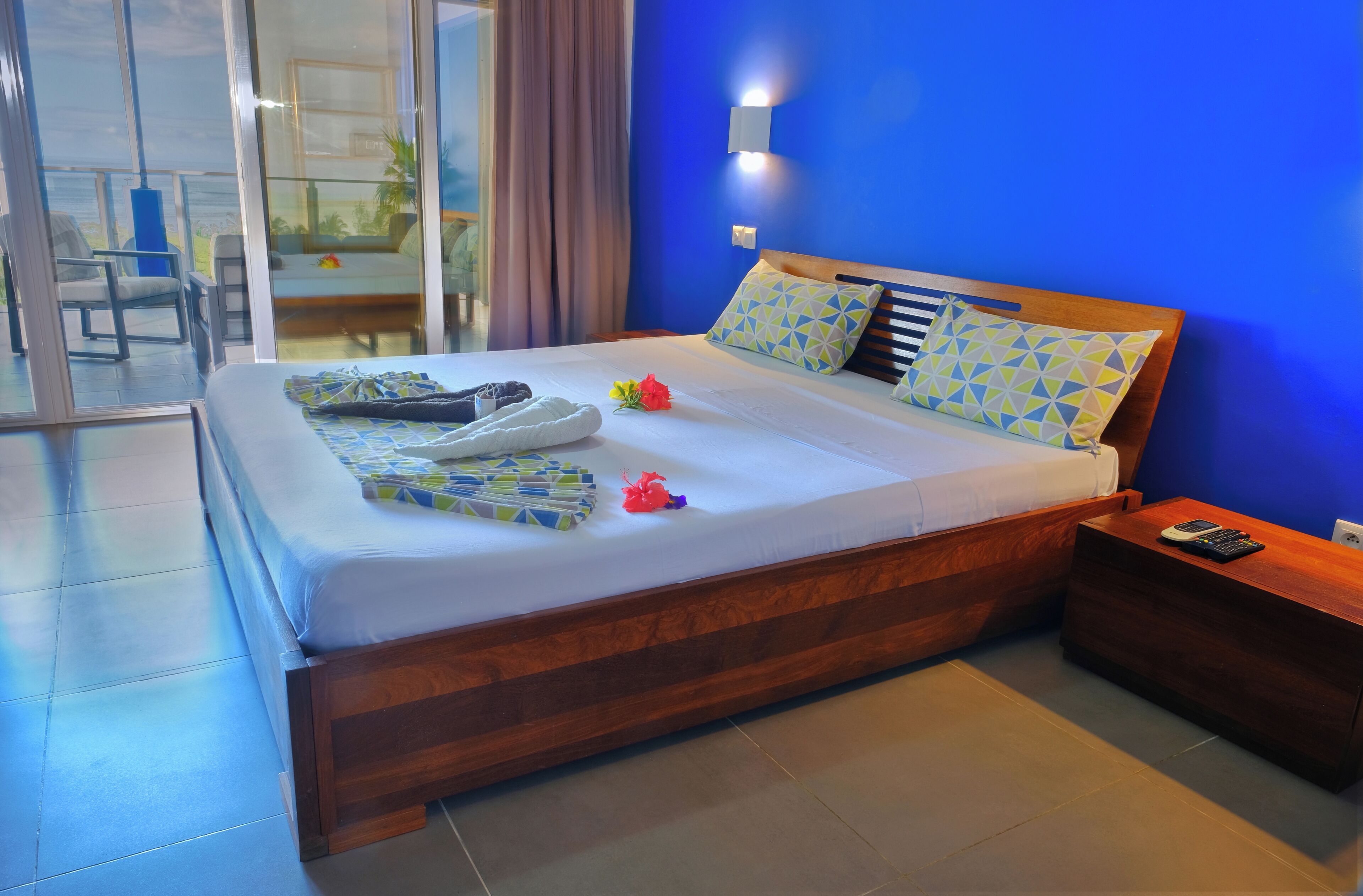 Chambres familiale communicante, vue sur rue et l'autre avec vue mer | Pillowtop beds, minibar, in-room safe, individually furnished