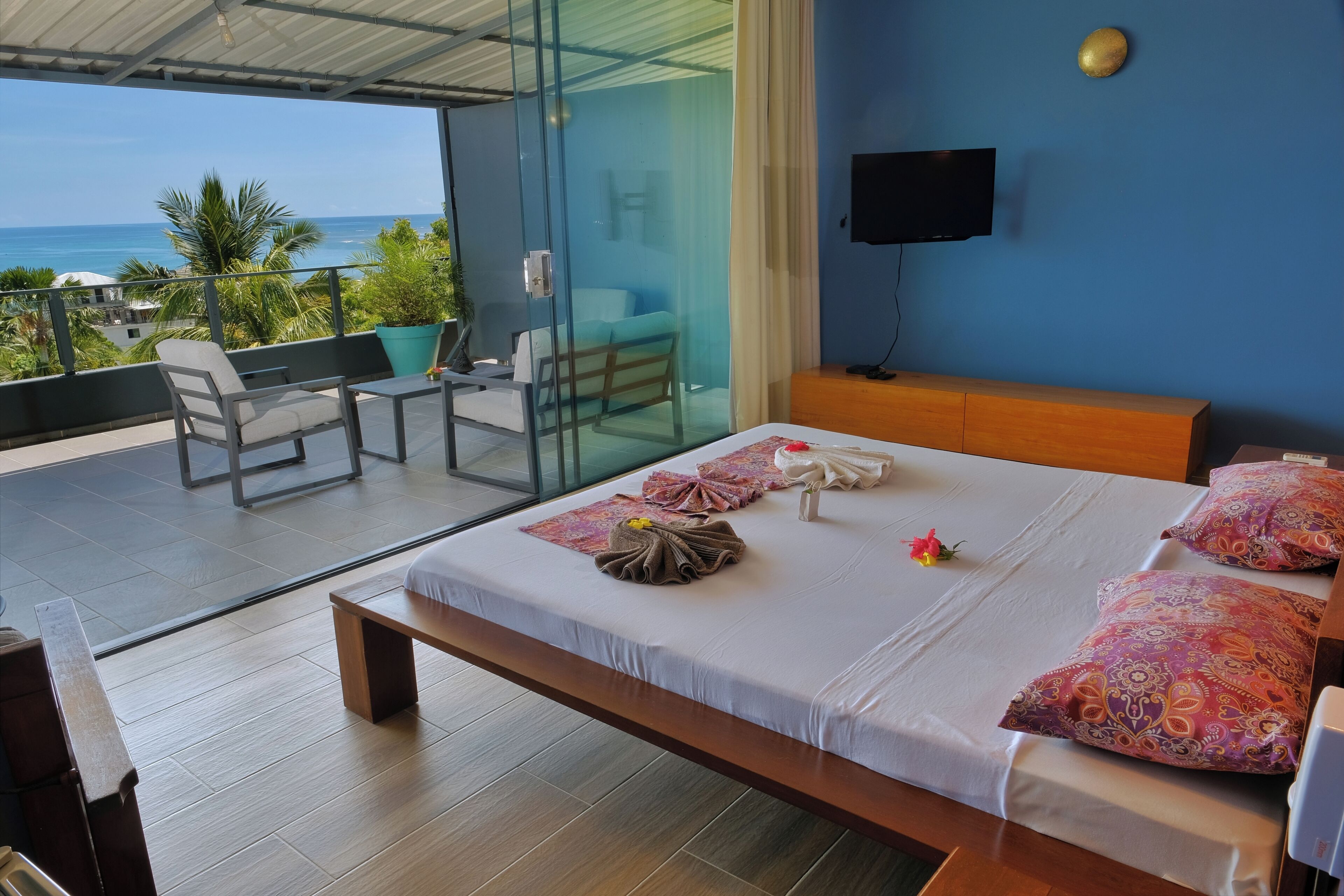 Grande chambre Deluxe 2 avec grande vue sur mer | Surmatelas, minibar, coffres-forts dans les chambres, rideaux occultants