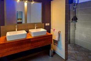 Suite 4 avec terrasse vue panoramique sur mer et Jardin | Bathroom | Free toiletries, hair dryer, towels - Villa les Orchidées (Nosy Be)