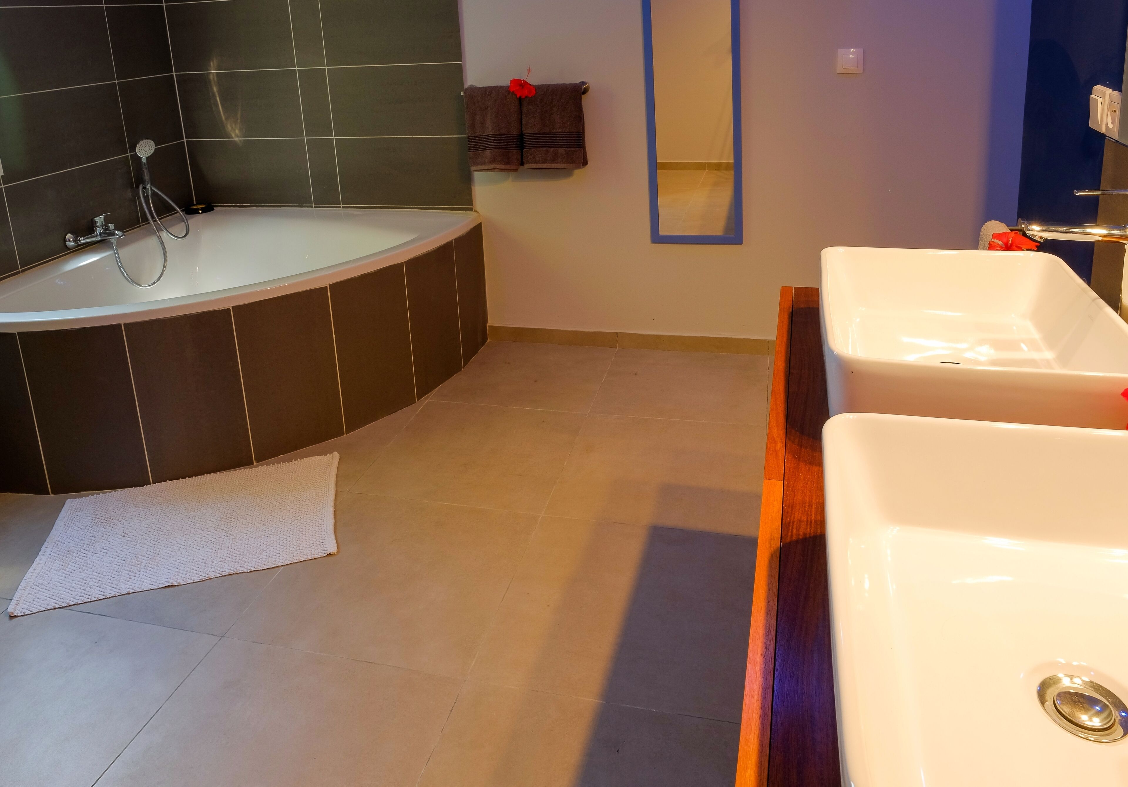 Suite 3 avec terrasse vue panoramique sur mer, piscine et Jardin | Bathroom | Free toiletries, hair dryer, towels