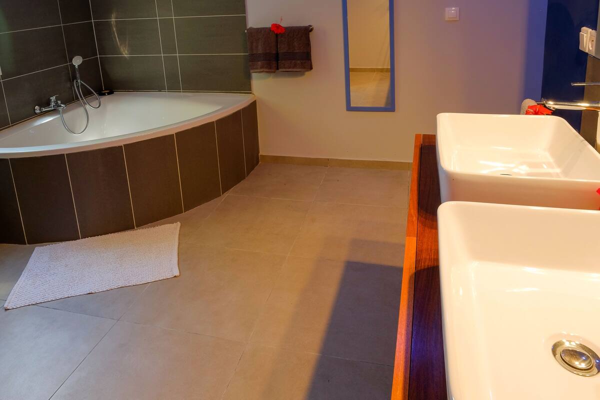 Suite 3 avec terrasse vue panoramique sur mer, piscine et Jardin | Baño | Artículos de higiene personal gratuitos, secador de pelo y toallas
