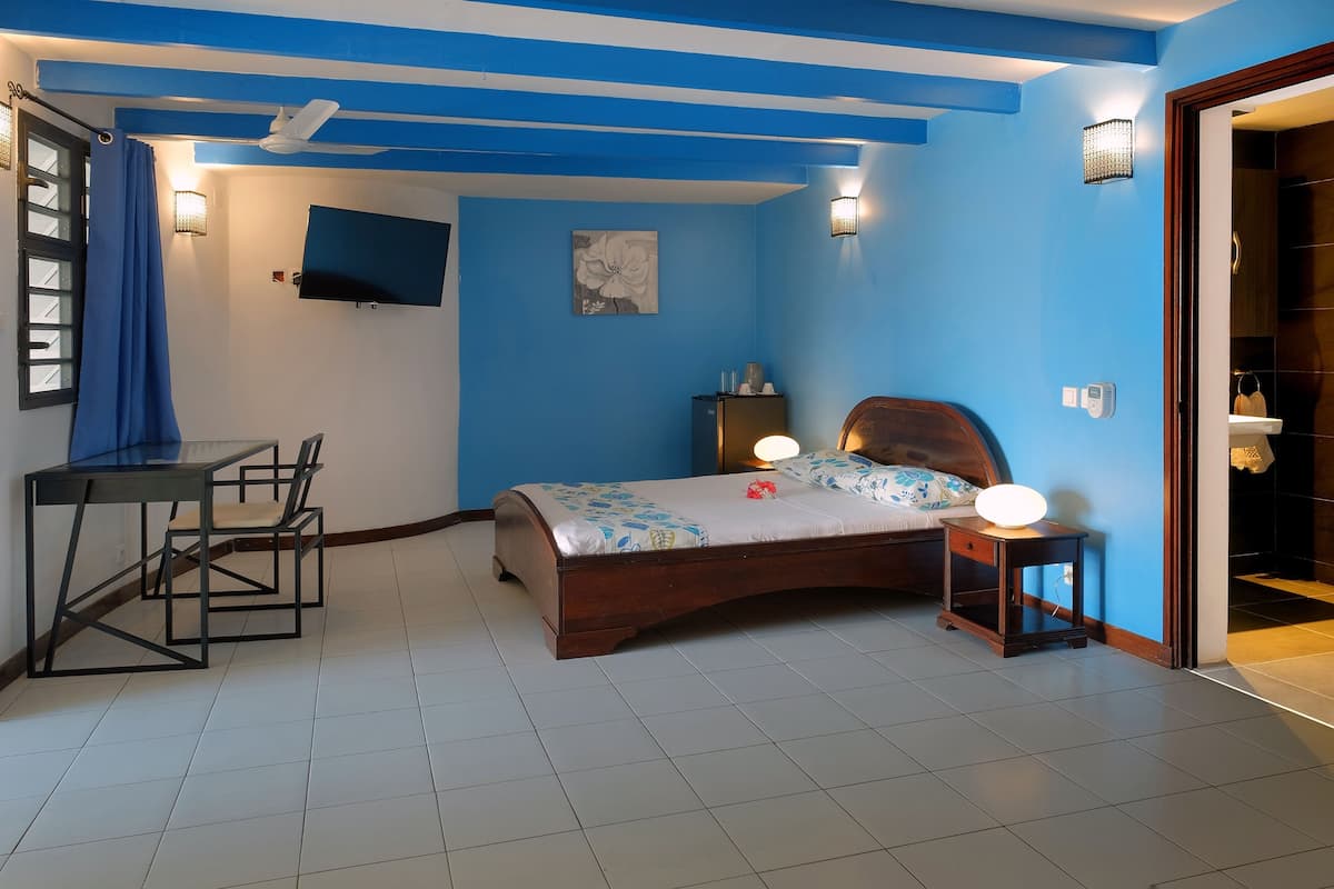 Grande chambre familiale avec terasse vue sur mer et jardin | Colchones con acolchado adicional, minibar, caja fuerte