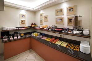 Café da manhã com buffet grátis todos os dias