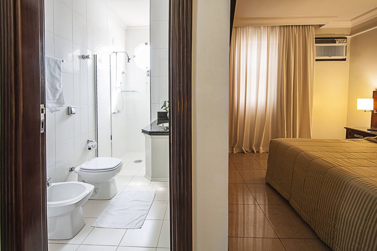 suite | bathroom | shower, free toiletries, towels