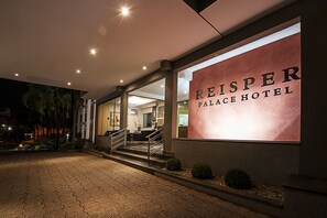 Exterior detail - Reisper Palace Hotel (Catanduva)