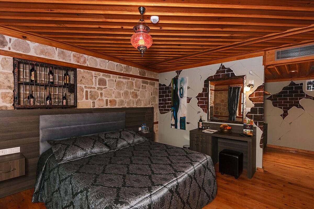 In-room safe, desk, rollaway beds (surcharge), WiFi (free)
