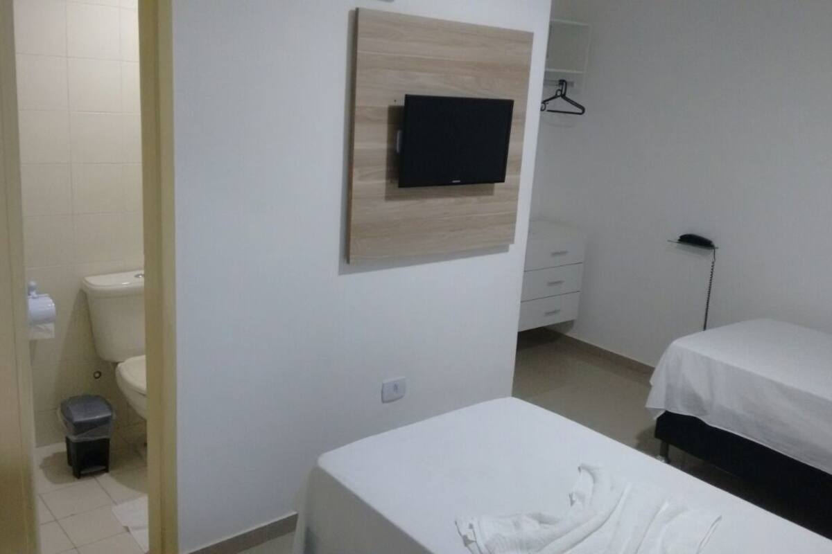 Chambre avec lits jumeaux | Draps en coton égyptien, bureau, fer et planche à repasser