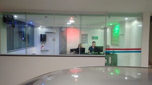 A reception area with glass partitions, a desk, and a computer. - Hotel Pousada Salvador (Salvador)