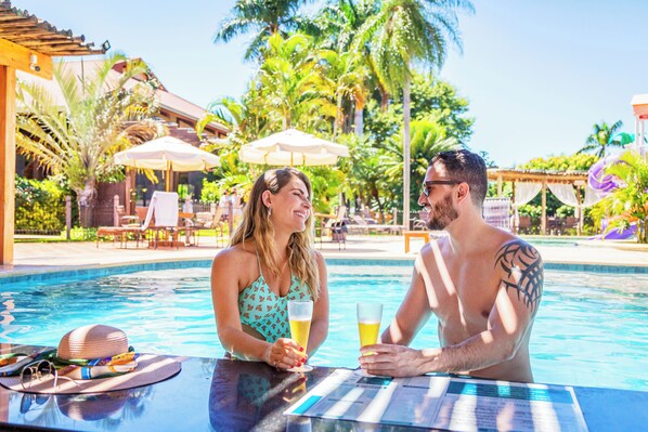 Bar en milieu de piscine