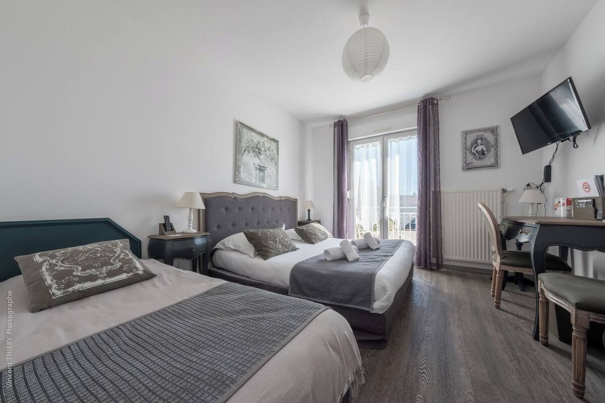 Comfort trippelrum - flera sängar - terrass | 1 sovrum, minibar, individuell inredning och unika möbler