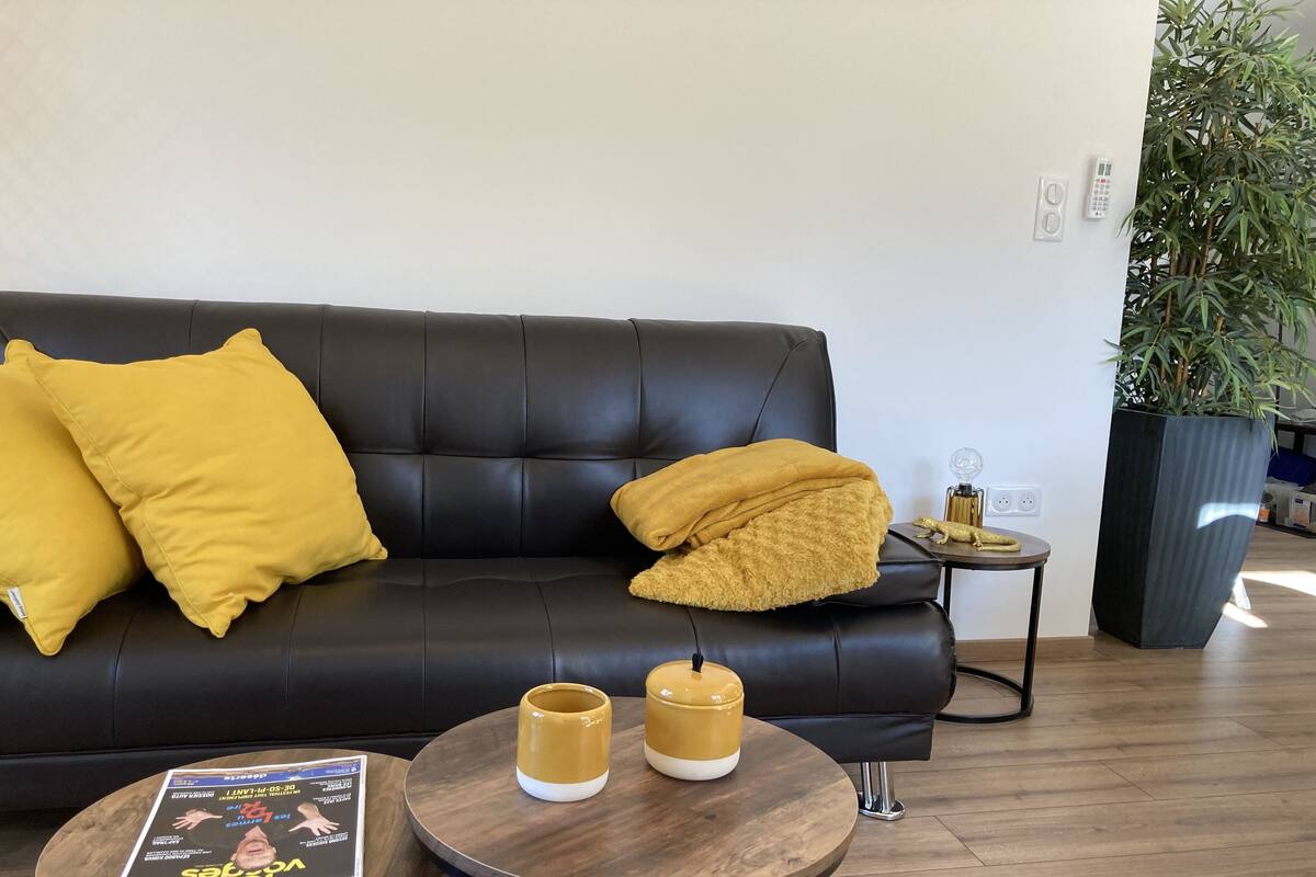 family apartment, 2 bedrooms, hot tub | living area | 95-cm flat-screen tv with cable channels, tv