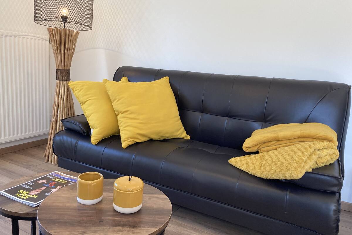 family apartment, 2 bedrooms, hot tub | living area | 95-cm flat-screen tv with cable channels, tv