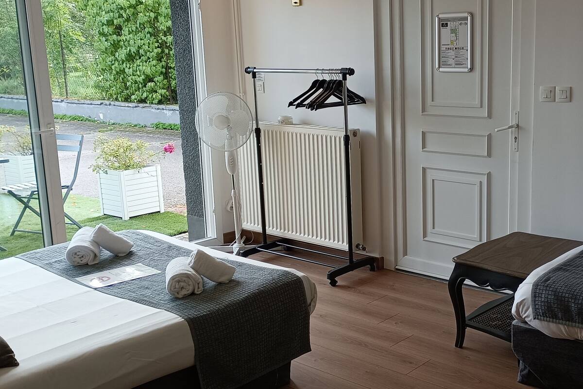 Classic trippelrum - flera sängar - terrass | 1 sovrum, minibar, individuell inredning och unika möbler