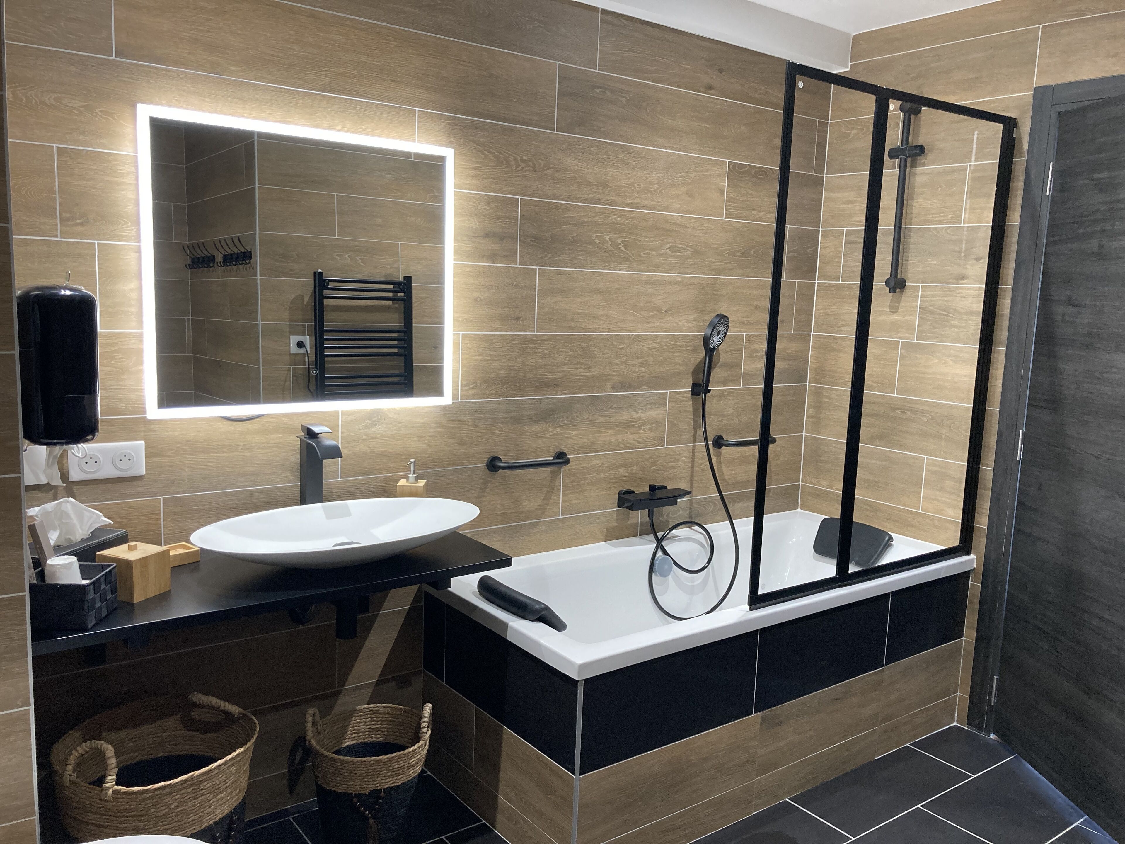 family apartment, 2 bedrooms, hot tub | bathroom | free toiletries, hair dryer, towels, soap