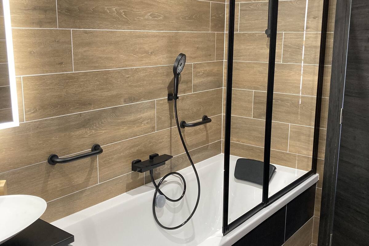 family apartment, 2 bedrooms, hot tub | bathroom | free toiletries, hair dryer, towels, soap